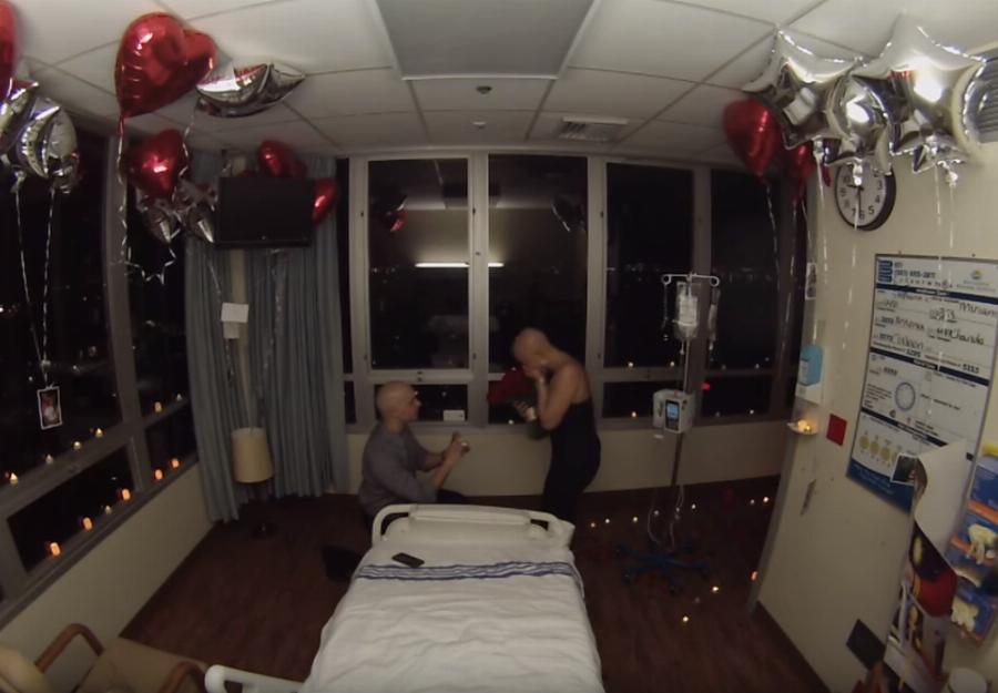 Έχασε τα μαλλιά της από χημειοθεραπείες και ο σύντροφός της ξύρισε το κεφάλι του και της έκανε πρόταση γάμου