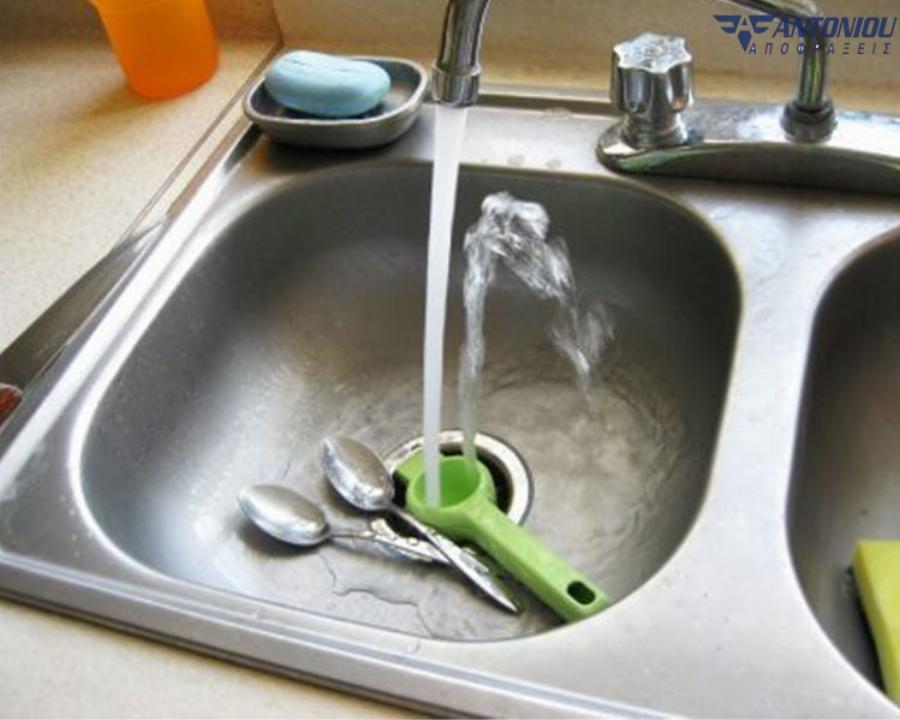 Δεν θέλει κόπο, θέλει τρόπο: Ξεβουλώστε τον νεροχύτη μόνοι σας με 2 υλικά από την κουζίνα σας