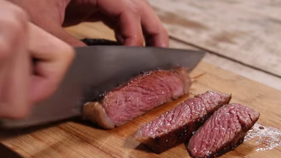 Η μπριζόλα του μερακλή: Το μυστικό για να βγουν ζουμερές και τέλεια ψημένες