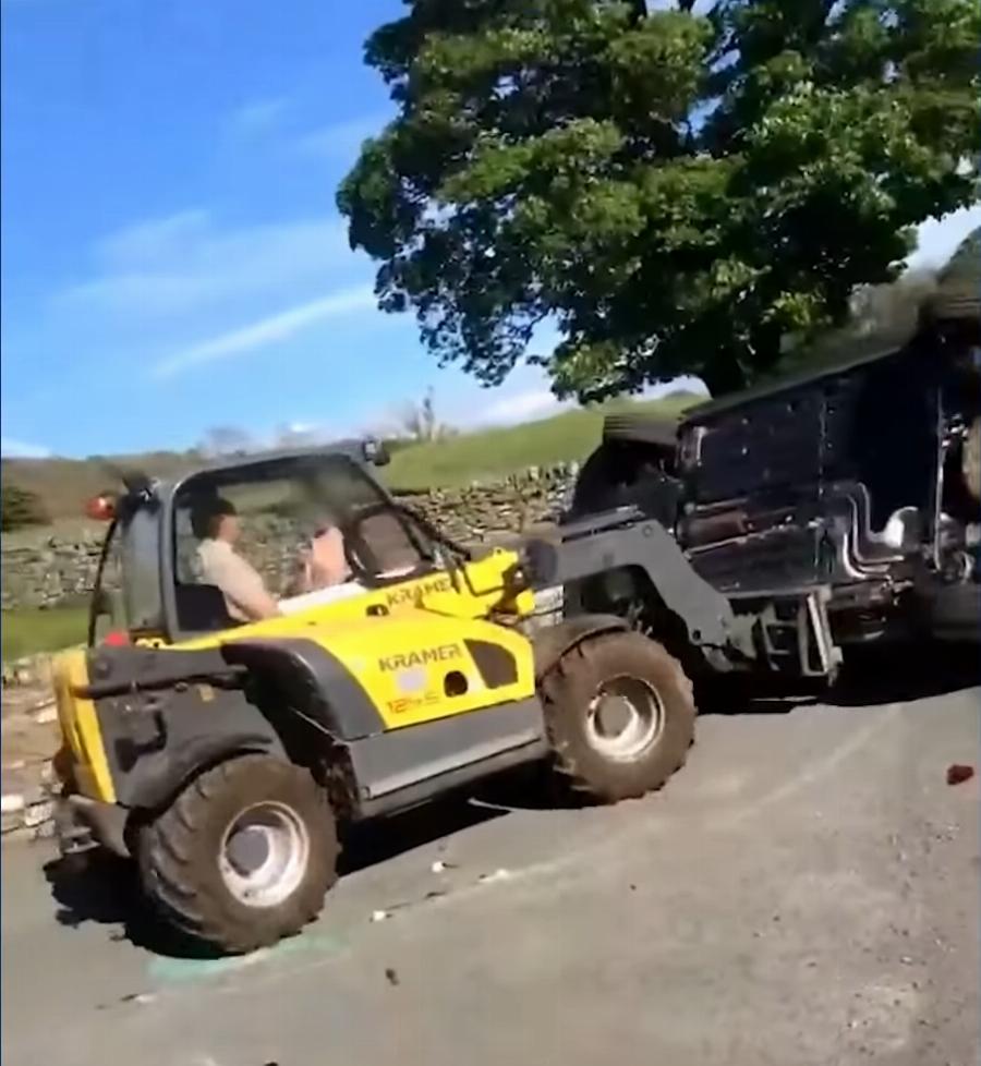 Απίστευτο περιστατικό: Αγρότης κατέστρεψε αμάξι με κλαρκ, επειδή του μπλόκαρε την είσοδο και το δικαστήριο τον έκρινε αθώο