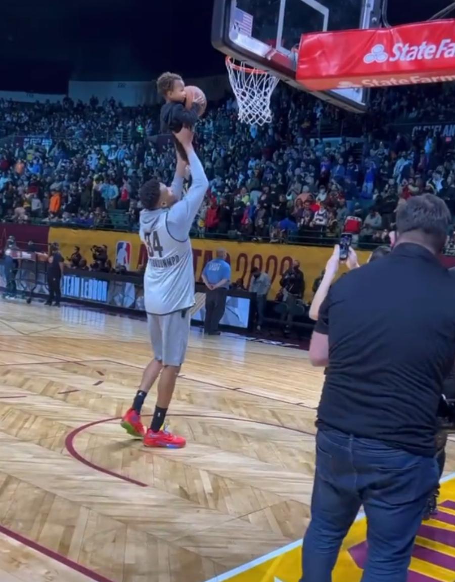 Το παιχνίδι του Γιάννη Αντετοκούνμπο με τον γιο του: Όλα τα φώτα πάνω του στο NBA All Star Game