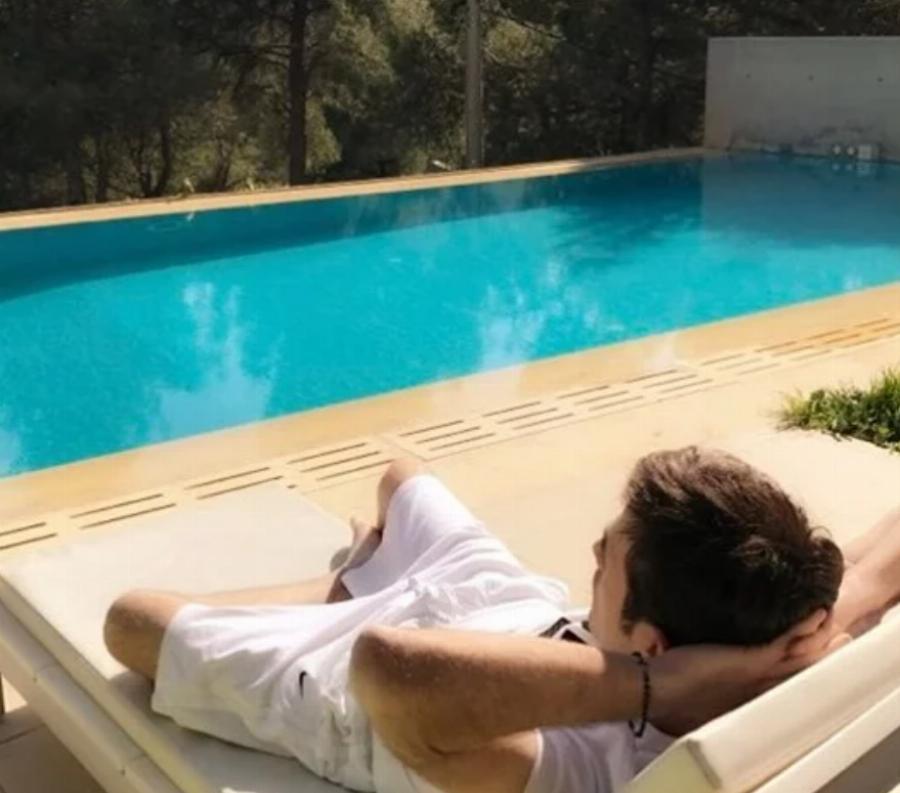 Βίλα Φουρθιώτη: Το σπίτι σαν παλάτι στην Εκάλη με δυο πισίνες και ο τεράστιος κήπος που προκαλεί εντύπωση