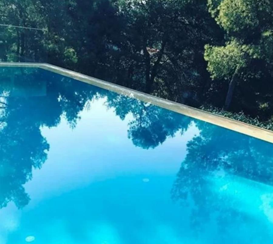 Βίλα Φουρθιώτη: Το σπίτι σαν παλάτι στην Εκάλη με δυο πισίνες και ο τεράστιος κήπος που προκαλεί εντύπωση