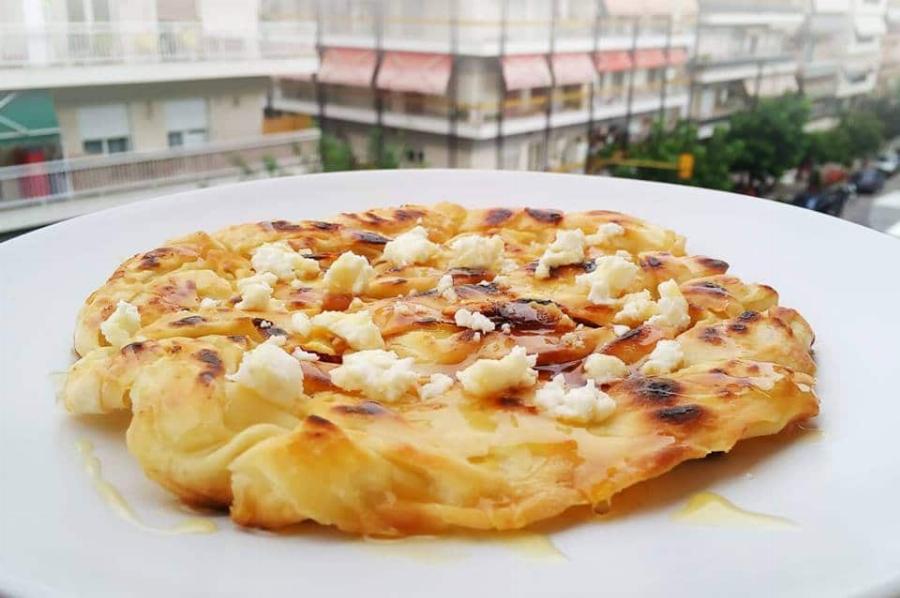 Η πιο γρήγορη τυρόπιτα: Έτοιμη σε 10 λεπτά στο τηγάνι με ένα τραγανό και πεντανόστιμο αποτέλεσμα