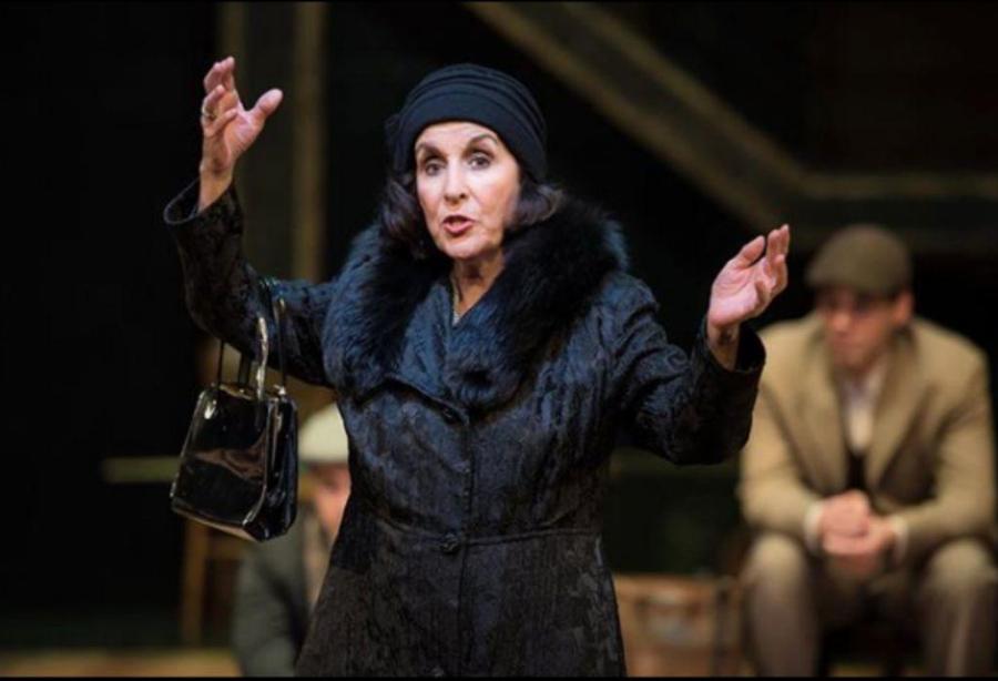 Νένα Μεντή: «Έχω ελάχιστους φίλους αλλά δεν έχω γυναίκες. Στο παρελθόν είχα αλλά μάλλον είμαι σκύλα»