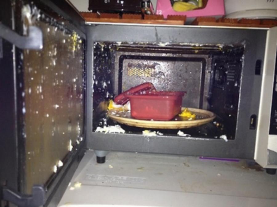 Προσοχή: Γιατί δεν πρέπει να μπαίνουν ποτέ αυγά στο φούρνο μικροκυμάτων