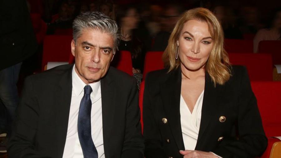 Γόβες που έλαμπαν, μίνι νυφικό, έντονο βάψιμο: Σπάνιες φωτογραφίες από τον γάμο της Στεφανίδου με τον Ευαγγελάτο