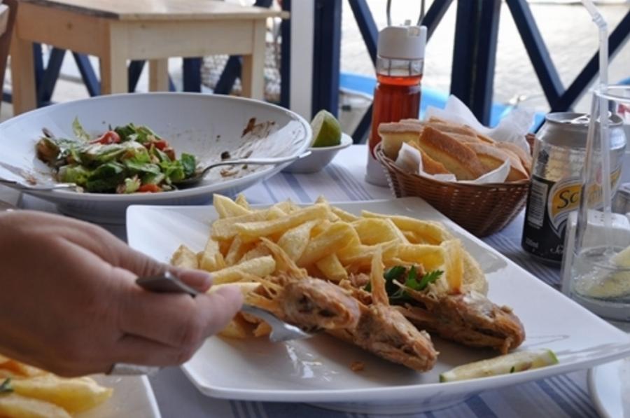 Ταβέρνες: 15 μάγειρες και σερβιτόροι συμβουλεύουν τι να μην παραγγέλνουμε και τι πρέπει να προσέχουμε