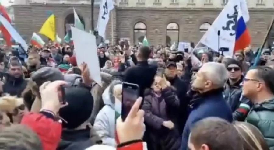 Βουλγαρία: Λένε όχι σε αποστολή όπλων στην Ουκρανία, φώναζαν «Έξω το ΝΑΤΟ» μπροστά στον Αμερικανό ΥΠΑΜ