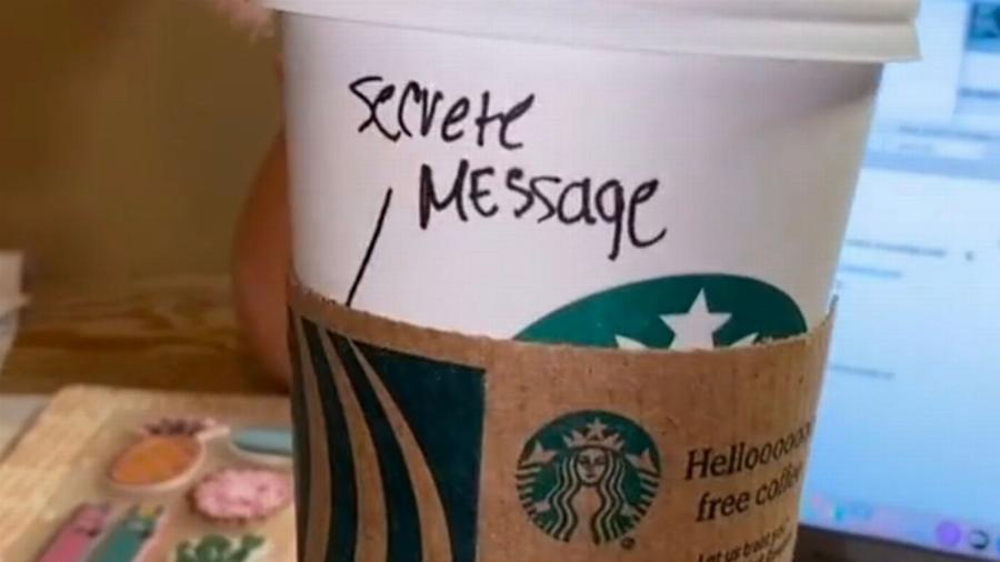 Πήρε καφέ από τα Starbucks και ο υπάλληλος της είχε γράψει ένα κρυφό μήνυμα στο ποτήρι