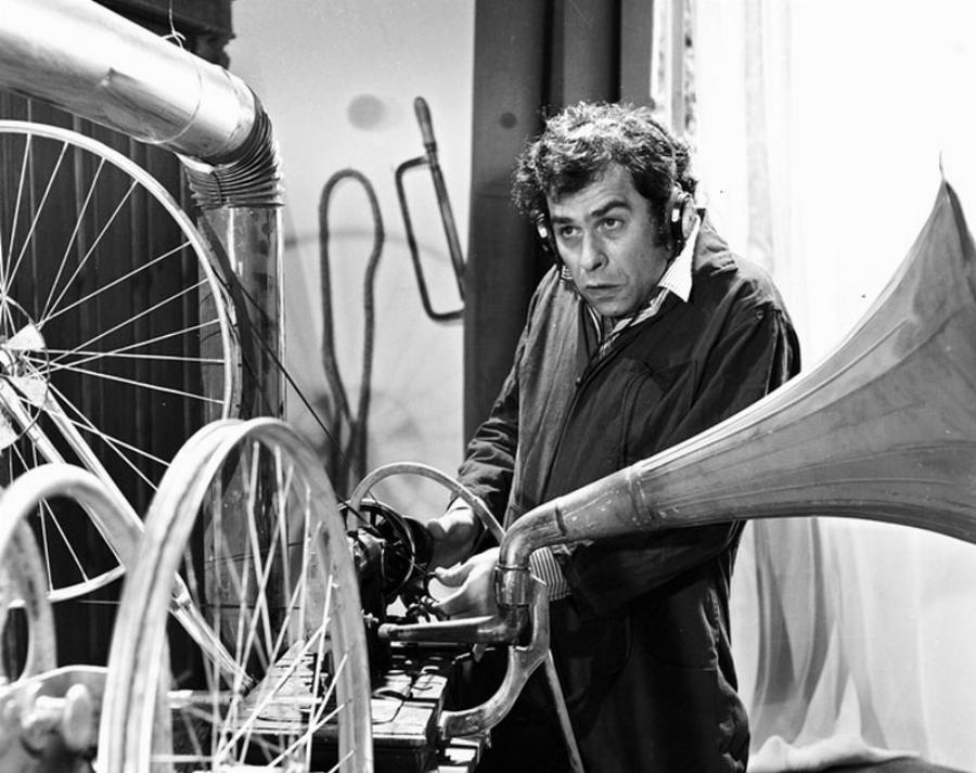 Χρόνης Εξαρχάκος: Η αφοσίωση στη μητέρα του με αναπηρία που δεν του επέτρεψε να παντρευτεί και το πρόωρο τέλος του