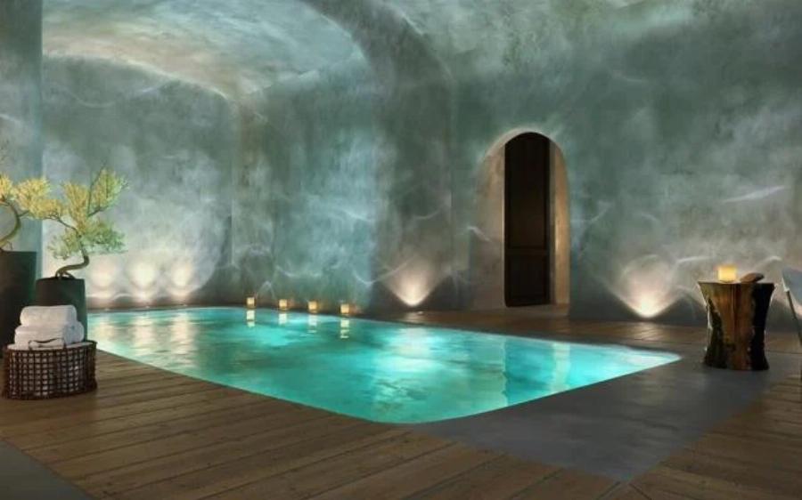 Πρέπει να μπει βαθιά το χέρι στην τσέπη: Το πολύ μεγάλο κόστος για μια βραδιά στο 5αστερο ξενοδοχείο της Οικονομάκου