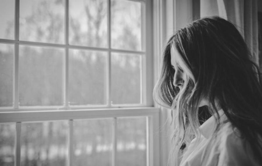 «Ο σύντροφός μου έφυγε από τη ζωή και δίνω χρήματα ανώνυμα στην πρώην γυναίκα του και τα παιδιά της»