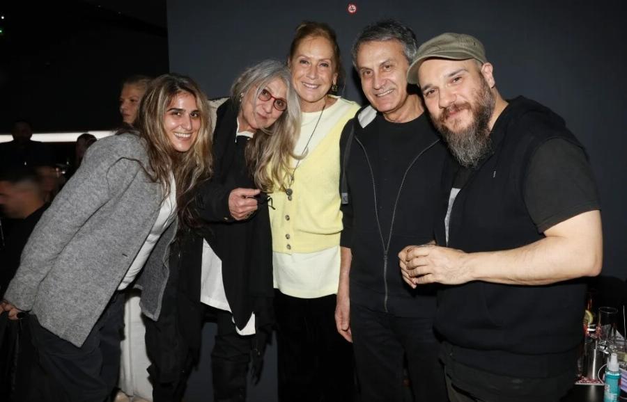 Γιώργος Νταλάρας: Φωτογραφήθηκε με την κομψή και προσεγμένη σύζυγό του – Παραμένουν ερωτευμένοι παρά τα 39 χρόνια γάμου