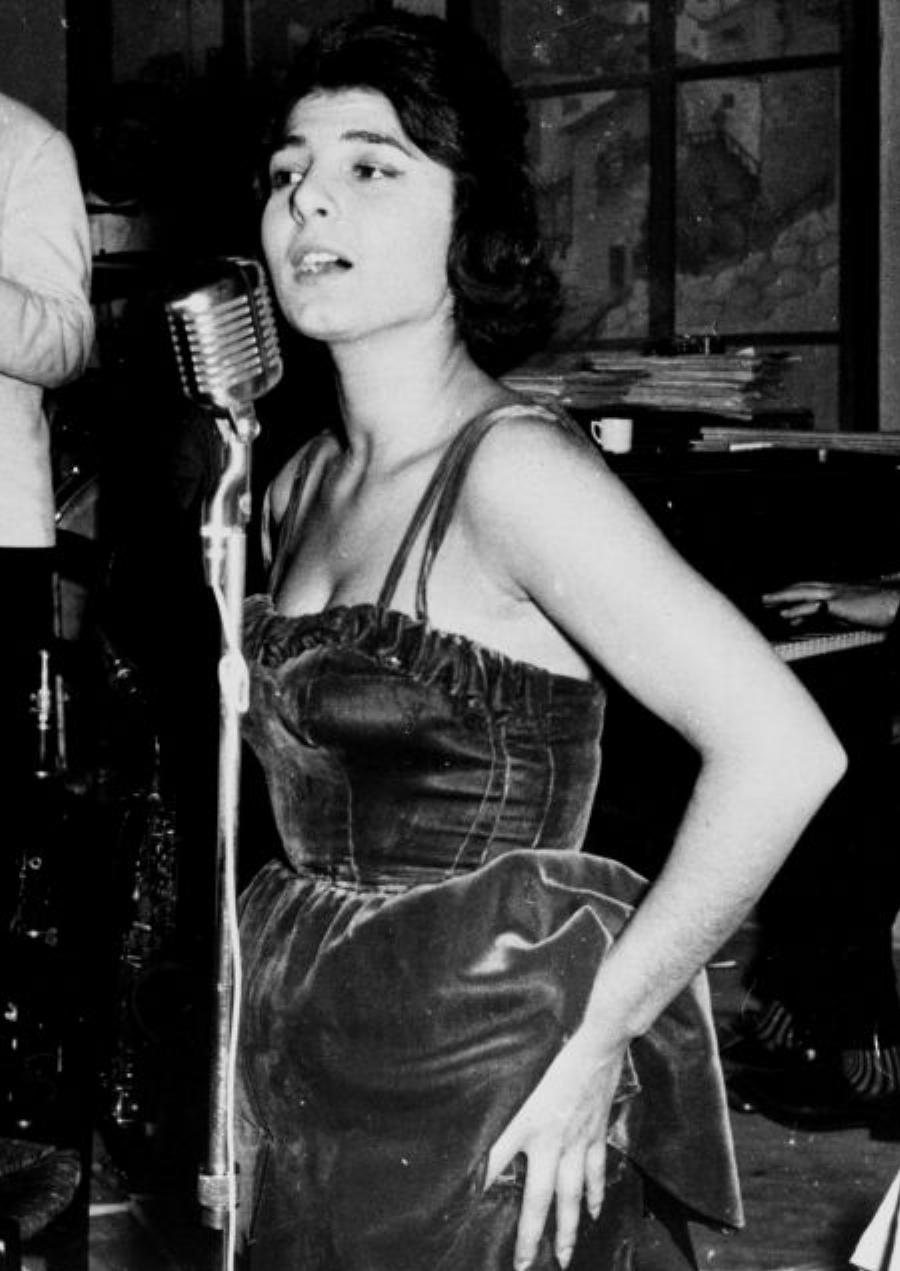 Τζένη Βάνου: Η ντίβα του ελληνικού τραγουδιού, η απόρριψη από τον πατέρα της και η σκληρή κακοποίηση από τον σύζυγο της