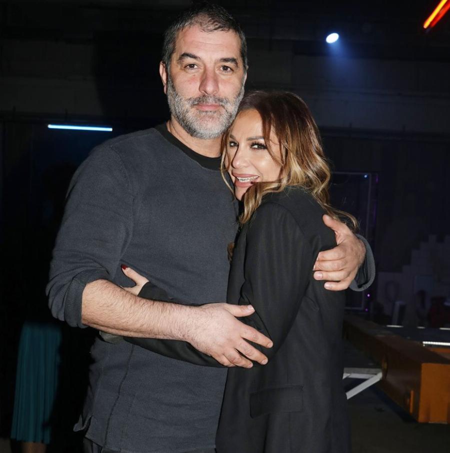 Ασυγκράτητος ο Βασίλης Μπισμπίκης: Άρπαξε την Βανδή πάνω στην πίστα και την φίλησε μπροστά σε όλο το μαγαζί