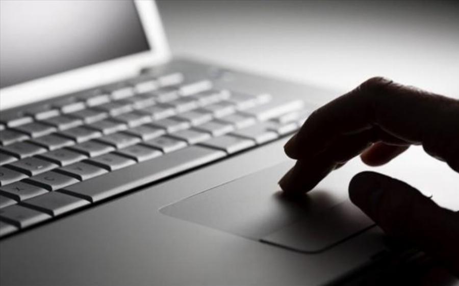 Απατεώνας του Facebook: Νεαρός ζιγκολό εξαπατούσε Ελληνίδες άνω των 40 ετών και τους ξάφριζε χρήματα