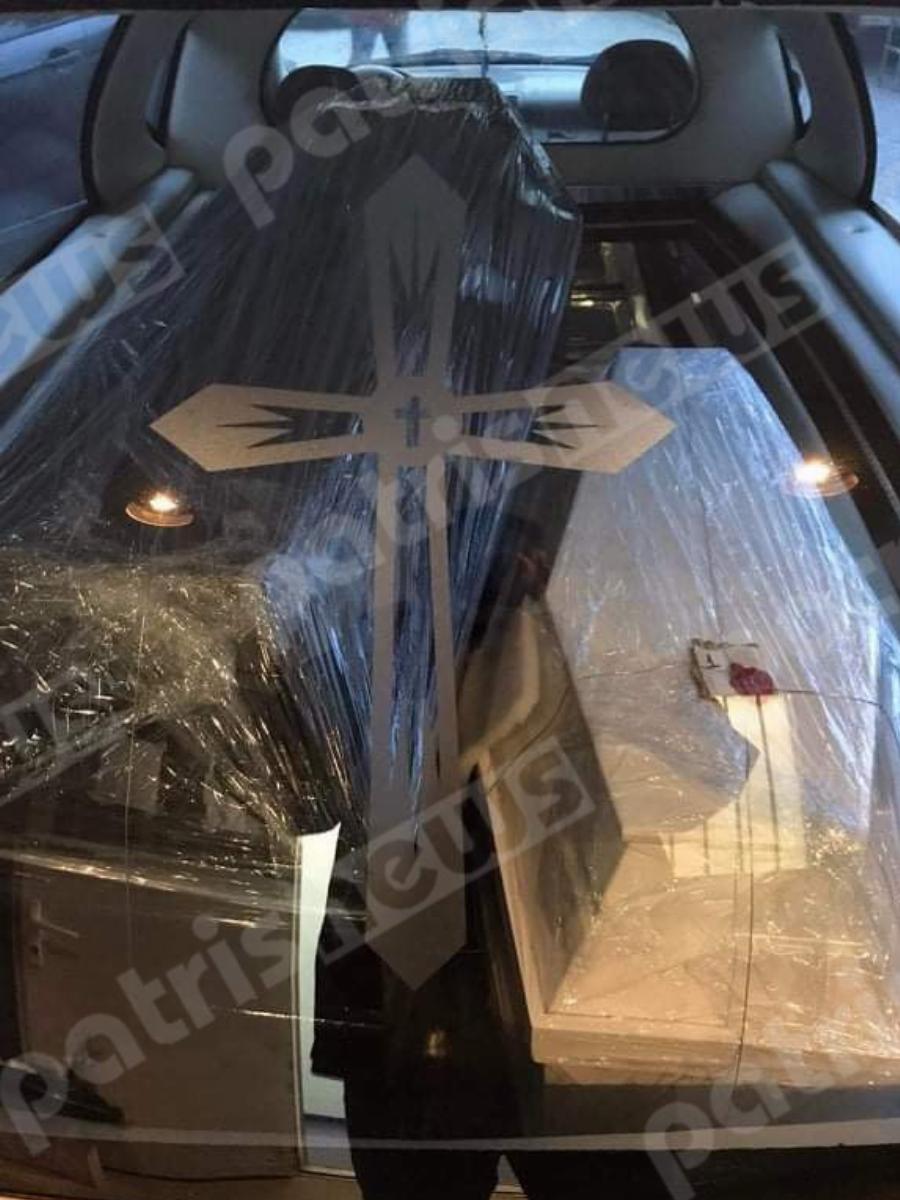 Ανδραβίδα: Σπαρακτικές εικόνες από τα λευκά φέρετρα που «έφυγαν» τα δύο μωράκια τα οποία έπνιξε ο δολοφόνος