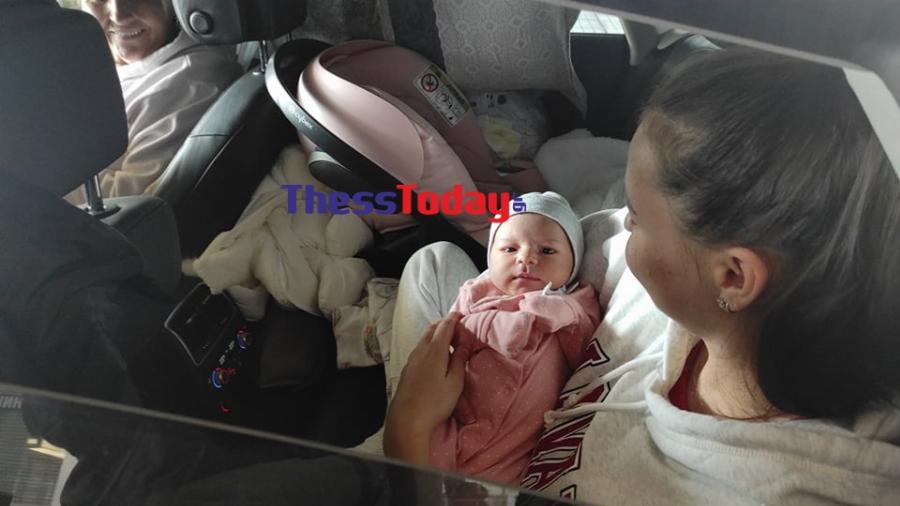 Πόλεμος στην Ουκρανία – Σάκχοφ: Eπέστρεψε στην Ελλάδα με τη σύζυγο και το νεογέννητο παιδί τους