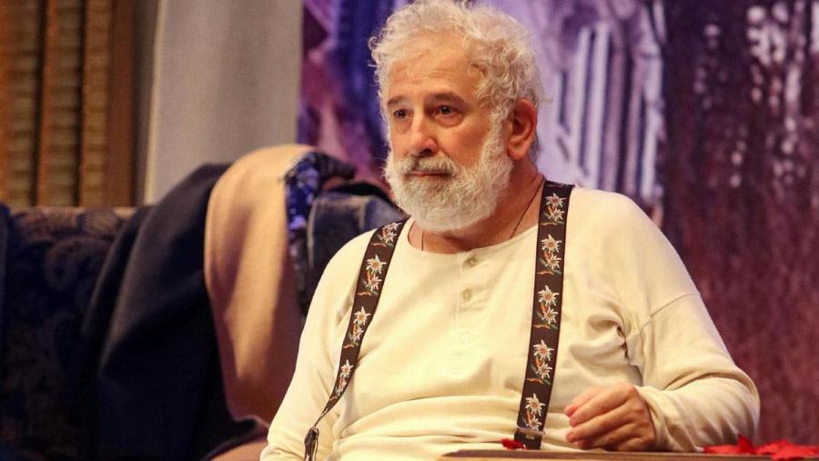 «Έχει κλονιστεί η υγεία του Πέτρου Φιλιππίδη»: Mε καροτσάκι, δεν μπορεί να περπατήσει