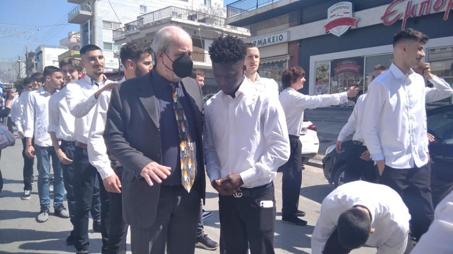 Σαϊντού Καμαρά: Συγκινητικές φωτογραφίες από την παρέλαση – Μαζί του όλοι οι καθηγητές και οι μαθητές