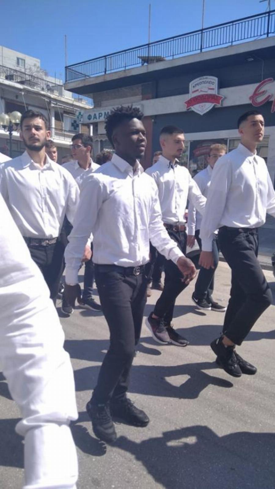 Σαϊντού Καμαρά: Συγκινητικές φωτογραφίες από την παρέλαση – Μαζί του όλοι οι καθηγητές και οι μαθητές