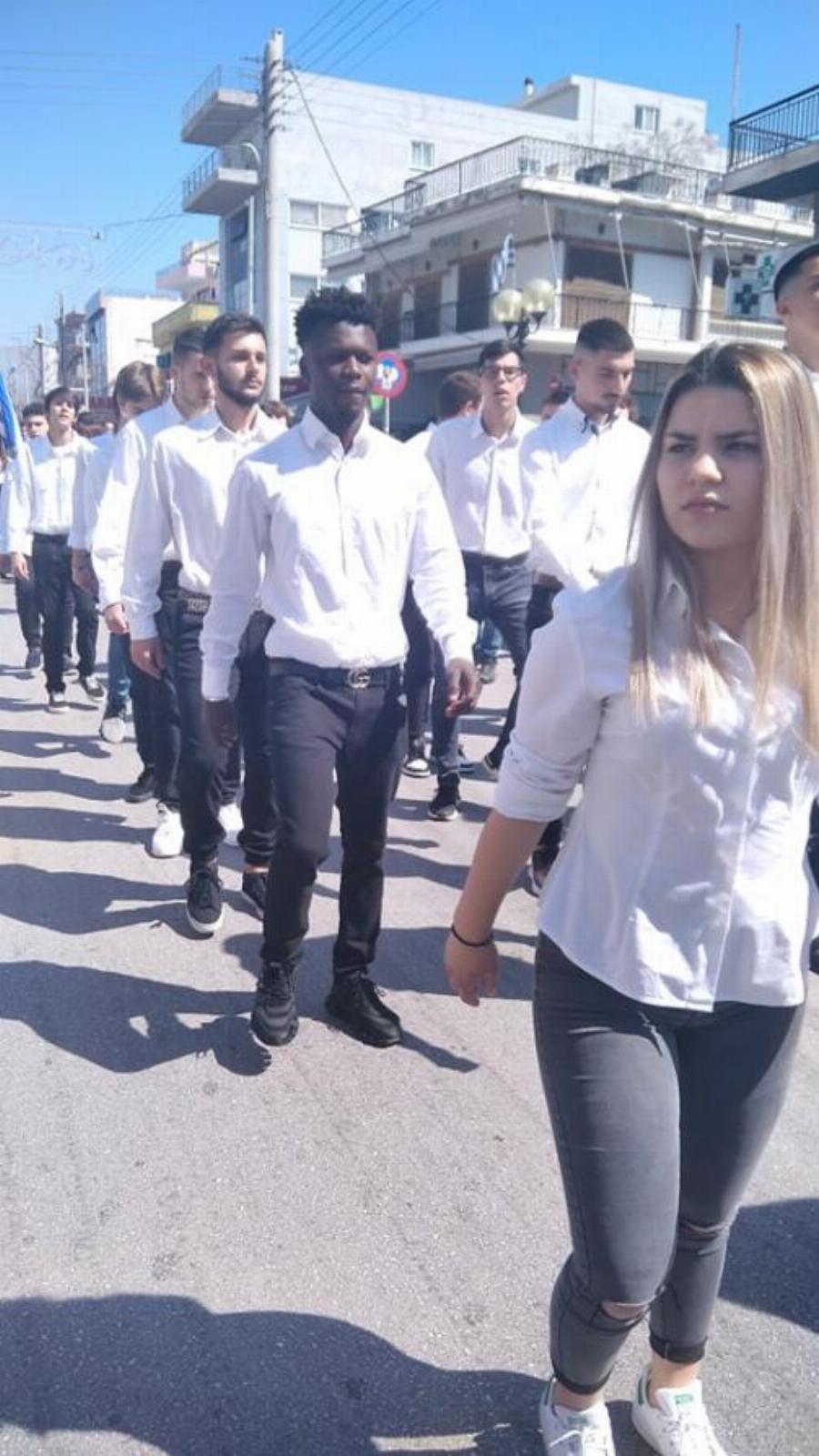 Σαϊντού Καμαρά: Συγκινητικές φωτογραφίες από την παρέλαση – Μαζί του όλοι οι καθηγητές και οι μαθητές