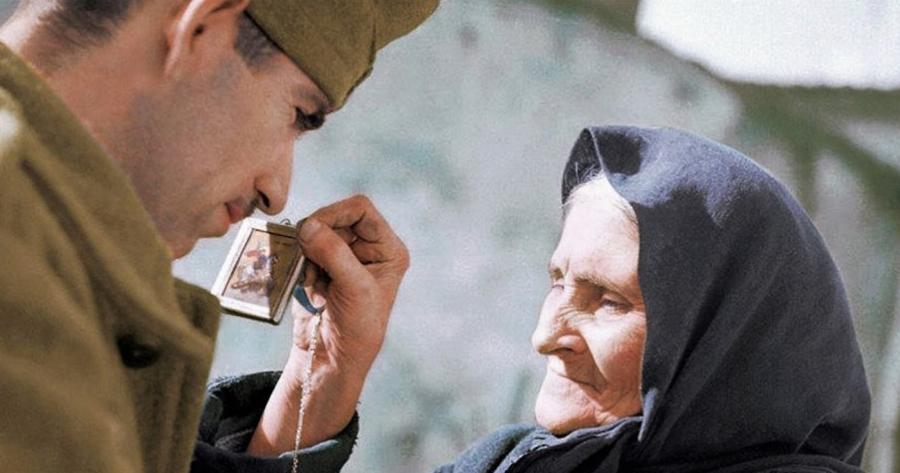 Ελληνίδα μάνα του 1940: H συγκλονιστική φωτογραφία που αποχαιρετά το παιδί της στον Ελληνοϊταλικό Πόλεμο