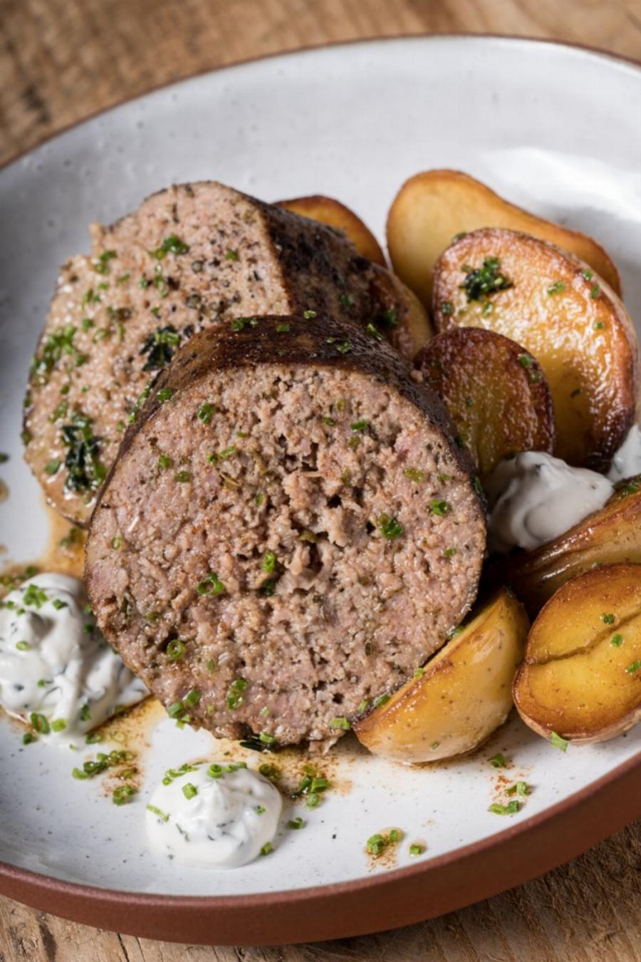 Ρολό κιμά στον φούρνο: Η συνταγή με πατάτες που λιώνουν στο στόμα και με την πιο δροσερή σάλτσα