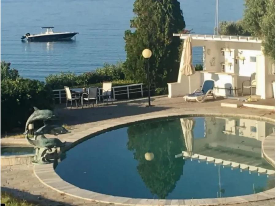 Βέφα Αλεξιάδου: Εξαφανισμένη και απομονωμένη στην έπαυλη στην Χαλκιδική, το εκκλησάκι στον κήπο και η πισίνα