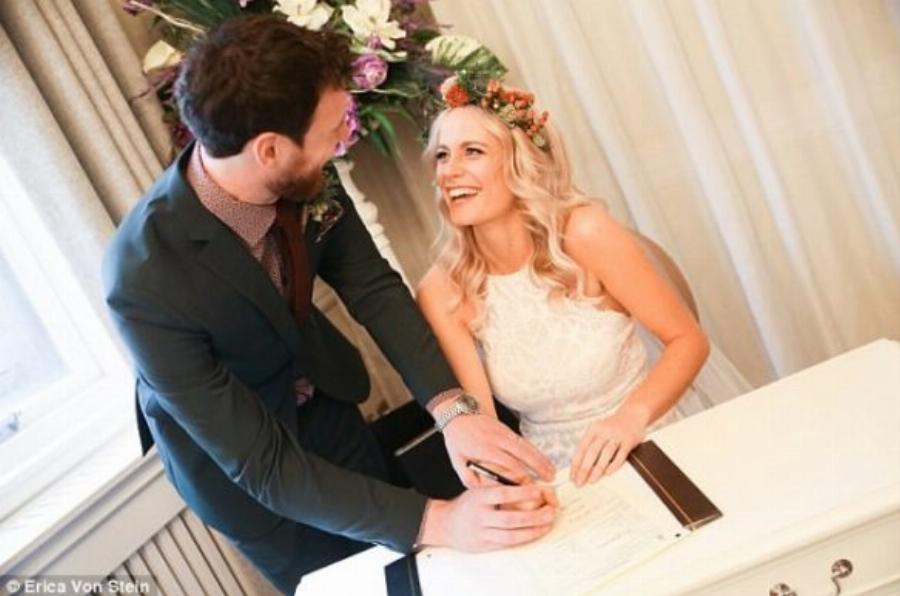 Φθηνός γάμος στη Σκωτία: Συγκλονιστική νύφη ξόδεψε μόνο 68€ για το νυφικό, ενώ ολόκληρος ο γάμος κόστισε 1.140€