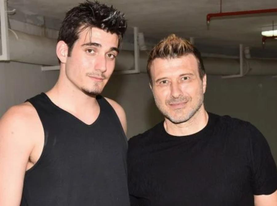 Οικογένεια Πλούταρχου: Η στιγμή που ακούν το νέο τραγούδι του Γιώργου Κακοσαίου