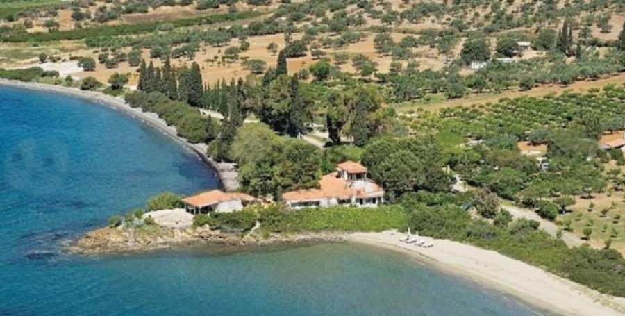 Παράδεισος 4.000.000 ευρώ: Η τεράστια βίλα του Δημήτρη Κοντομηνά στη Πελοπόννησο, χτισμένη κυριολεκτικά πάνω στη θάλασσα