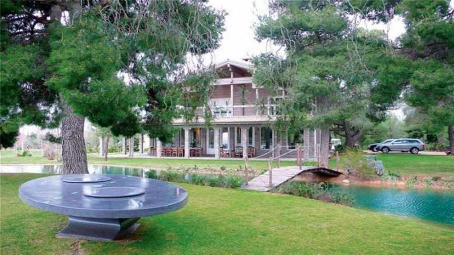 Παράδεισος 4.000.000 ευρώ: Η τεράστια βίλα του Δημήτρη Κοντομηνά στη Πελοπόννησο, χτισμένη κυριολεκτικά πάνω στη θάλασσα