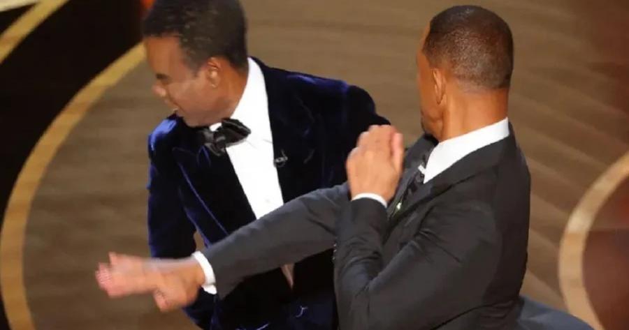 Όσκαρ 2022: Ο Γουίλ Σμιθ γρονθοκόπησε τον Κρις Ροκ, «μη ξαναπιάσεις τη γυναίκα μου στο στόμα σου»