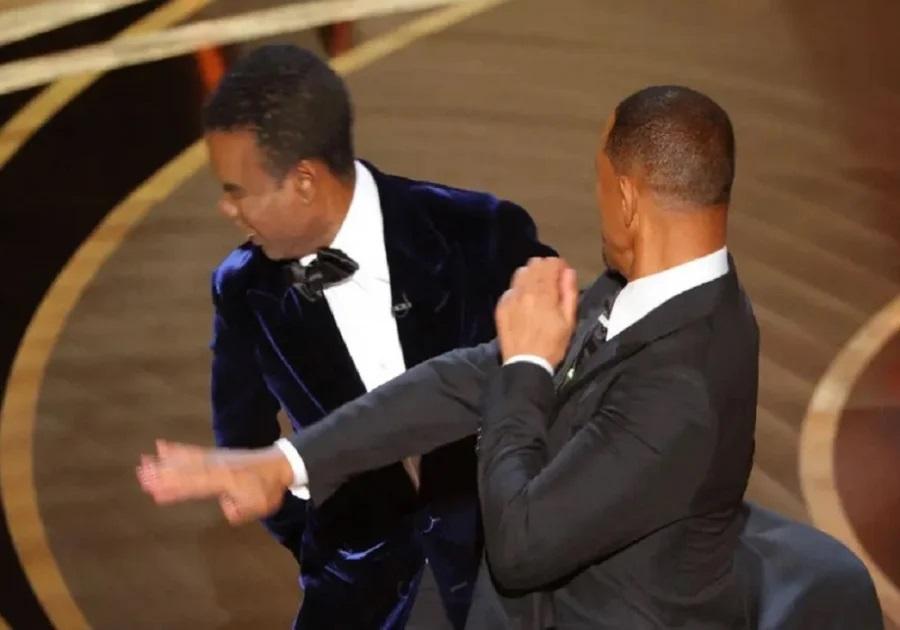 Όσκαρ 2022: Ο Γουίλ Σμιθ γρονθοκόπησε τον Κρις Ροκ, «μη ξαναπιάσεις τη γυναίκα μου στο στόμα σου»