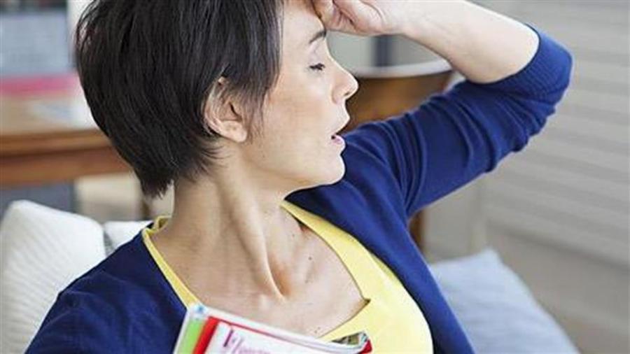 Περιεμμηνόπαυση: Πως σχετίζεται με την εμμηνόπαυση – Τι σημαίνει και ποια τα «ύπουλα» συμπτώματα