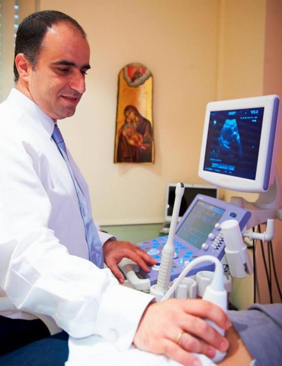 Κώστας Σφακιανούδης: Παγκόσμια πρωτιά για τον Έλληνα γιατρό που «δίνει» τη μητρότητα σε γυναίκες στην εμμηνόπαυση