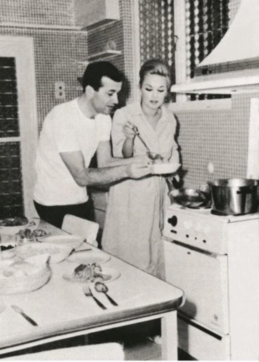 Αλίκη Βουγιουκλάκη: Το απίθανο σπίτι της, η μικρή απόσταση από τα ανάκτορα, οι περίεργες φήμες και το δυσάρεστο τέλος