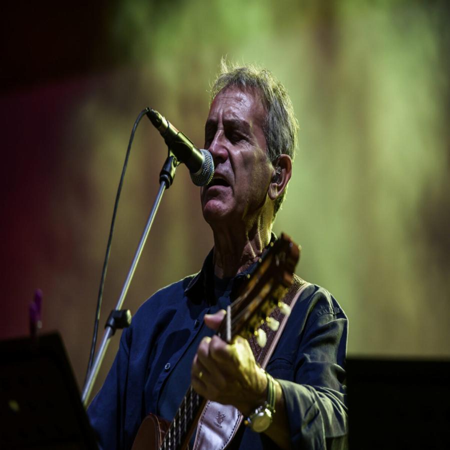 Γιώργος Νταλάρας: Το αληθινό του όνομα, η εργασία από 7 ετών και η επεισοδιακή γνωριμία με την γυναίκα της ζωής του