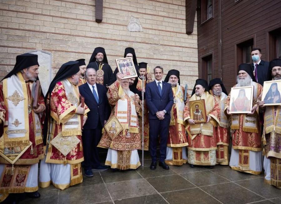 Σάλος στο διαδίκτυο με τον Μητσοτάκη μέσα στην Εκκλησία στο Φανάρι που δεν ήξερε απέξω το Πάτερ Ημών