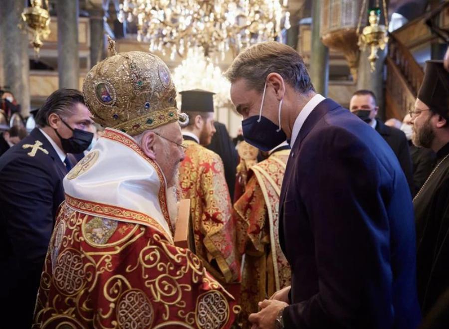 Σάλος στο διαδίκτυο με τον Μητσοτάκη μέσα στην Εκκλησία στο Φανάρι που δεν ήξερε απέξω το Πάτερ Ημών
