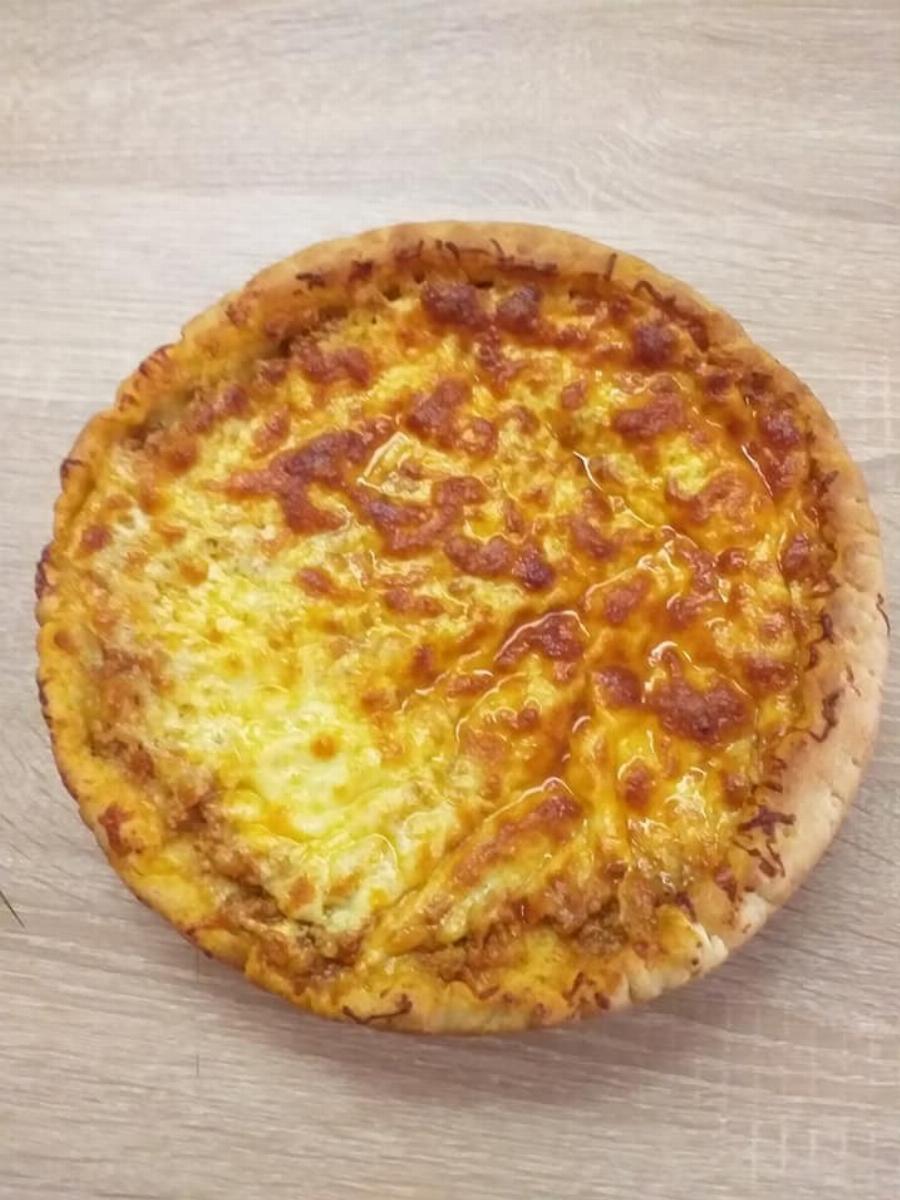 Πεντανόστιμη κιμαδόπιτα: Σαν πίτσα, με κιμά και λιωμένο τυρί – Ονειρική συνταγή