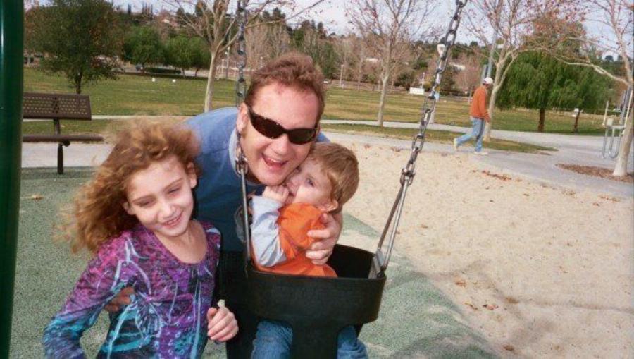 Παιδική σχιζοφρένεια: Η τραγική ιστορία του πατέρα που είδε το παιδί του να χάνεται στον κόσμο των παραισθήσεων