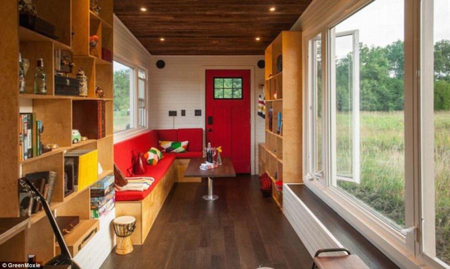 Ξύλινο τροχόσπιτο: Εξωτερικά φαίνεται απλό, το κόστος του ξεκινάει στα 65.000$, είναι άνετο και το εσωτερικό του εντυπωσιάζει