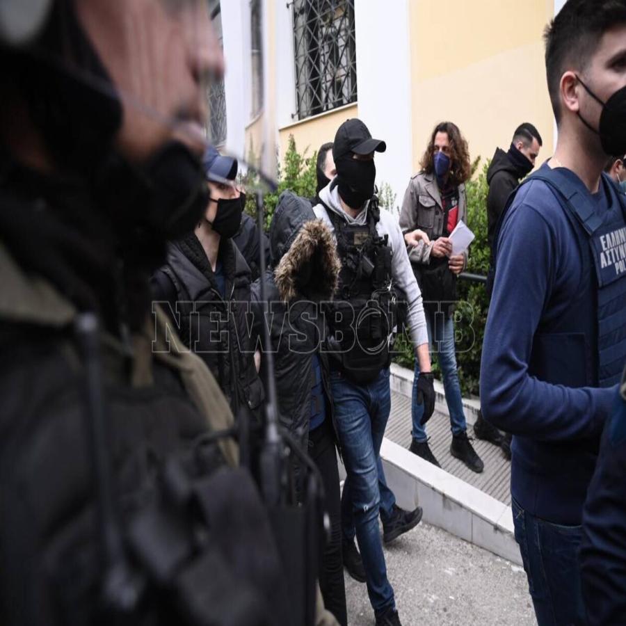 «Ντροπή σου, ομολόγησε για να λυτρωθείς» φώναζαν στα δικαστήρια μόλις έφτασε η Ρούλα Πισπιρίγκου