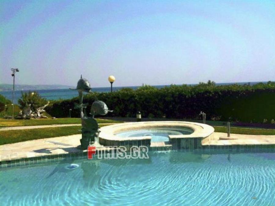 Έχει «εξαφανιστεί»: Η απομόνωση στο ονειρικό «παλάτι» στην Χαλκιδική, ο παραδεισένιος κήπος, το εκκλησάκι και η πισίνα