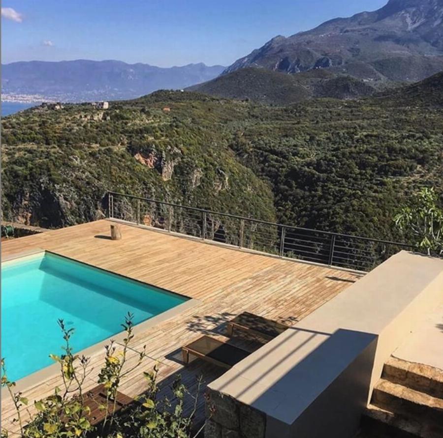 Βίκυ Σταυροπούλου-Χρήστος Χατζηπαναγιώτης: Το μαγευτικό κτήμα στη Μάνη με τον παραδεισένιο κήπο