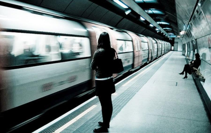 «Μας απαγορεύουν να μιλάμε ελληνικά. Μας λένε “Only English here”»: Τι αποκαλύπτει Έλληνας ομογενής απο το Λονδίνο