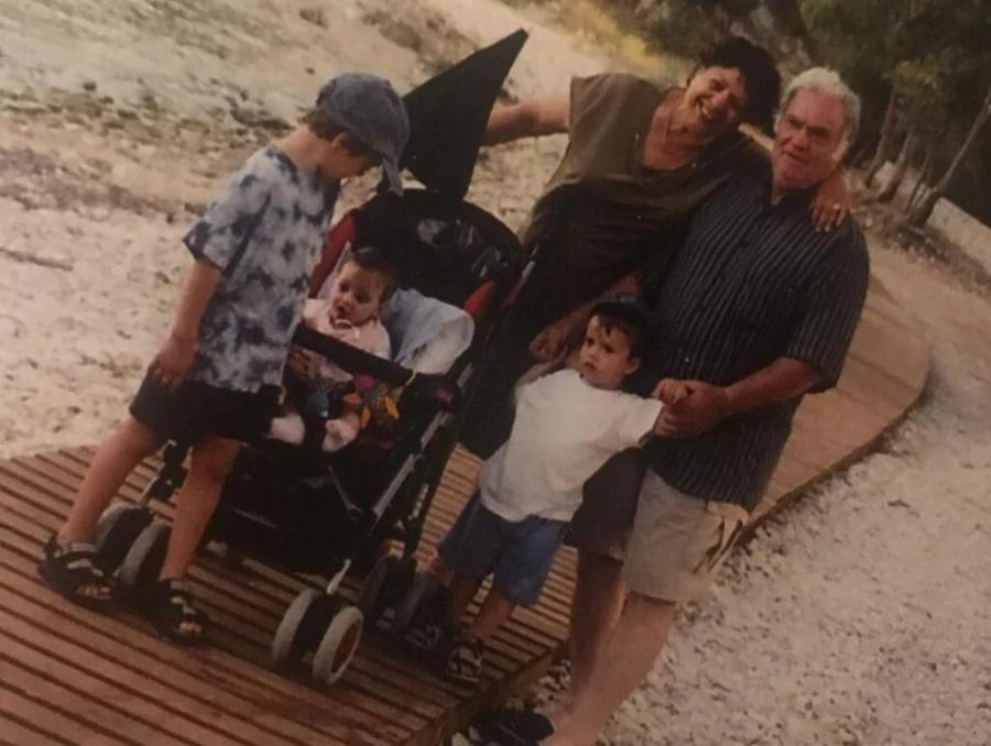 Μαρία Βοσκοπούλου: Σπάνιες εικόνες από τη ζωή της κόρης του Τόλη, που μαρτυρούν πόσο όμορφη και ευτυχισμένη ήταν από μικρή